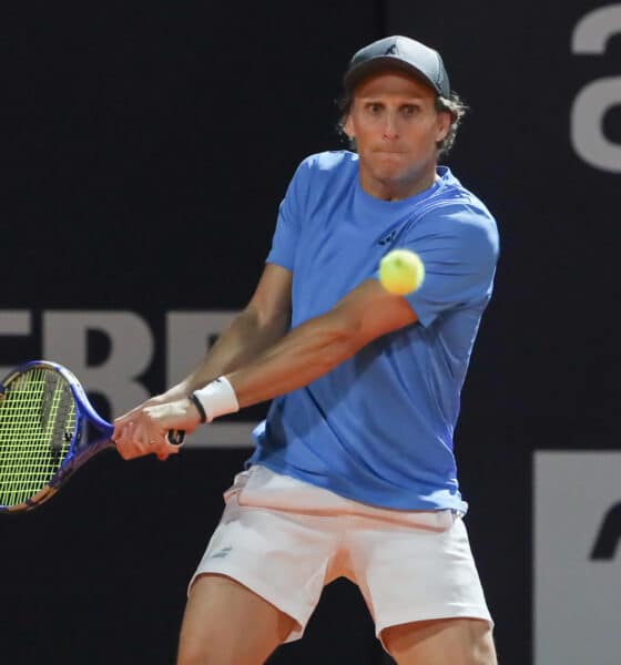 Diego Forlan devuelve una pelota durante un partido de tenis del Uruguay Open con Diego Forlán y Federico Coria ante Boris Arias y Federico Zeballos en Montevideo (Uruguay). EFE/ Sofía Torres