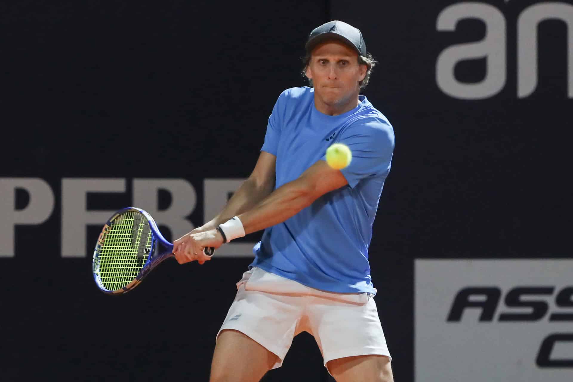 Diego Forlan devuelve una pelota durante un partido de tenis del Uruguay Open con Diego Forlán y Federico Coria ante Boris Arias y Federico Zeballos en Montevideo (Uruguay). EFE/ Sofía Torres