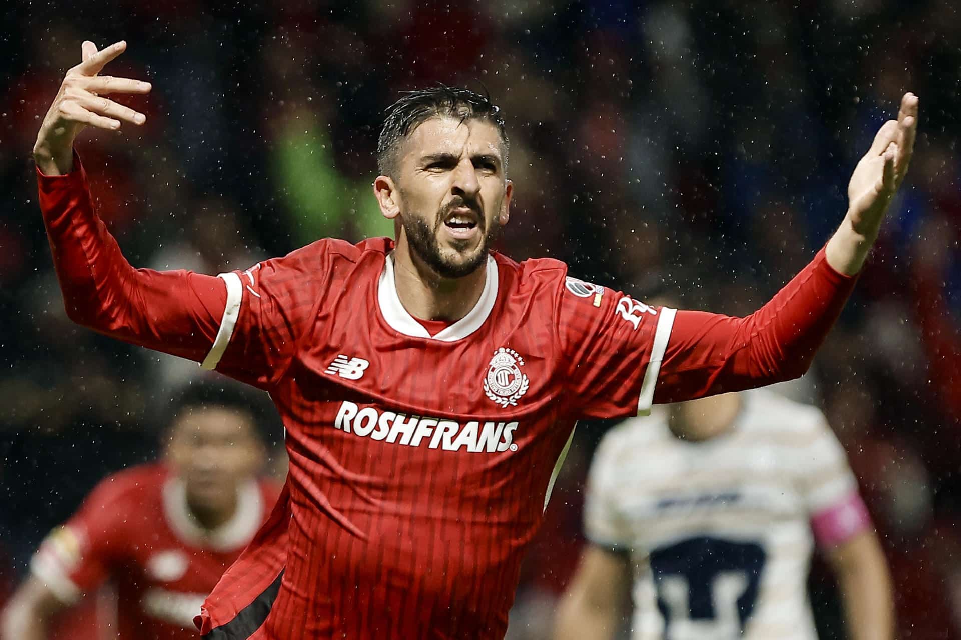 Joao Dias del Toluca celebra un gol anotado en el estadio Nemesio Díez en la ciudad de Toluca (México). EFE/Alex Cruz