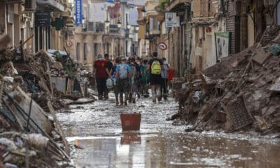 Fotografía de una de las calles de Paiporta encharcadas por las lluvias de ayer y que han afectado a las labores de limpieza, Valencia, este lunes. La provincia de Valencia intenta retomar la actividad laboral y las clases en los colegios mientras continúan de forma intensa las labores de búsqueda de desaparecidos, de abastecimiento y atención a los damnificados, y de la limpieza de las calles y bajos de numerosos municipios, sobre los que ha vuelto a llover este domingo. EFE/ Manuel Bruque