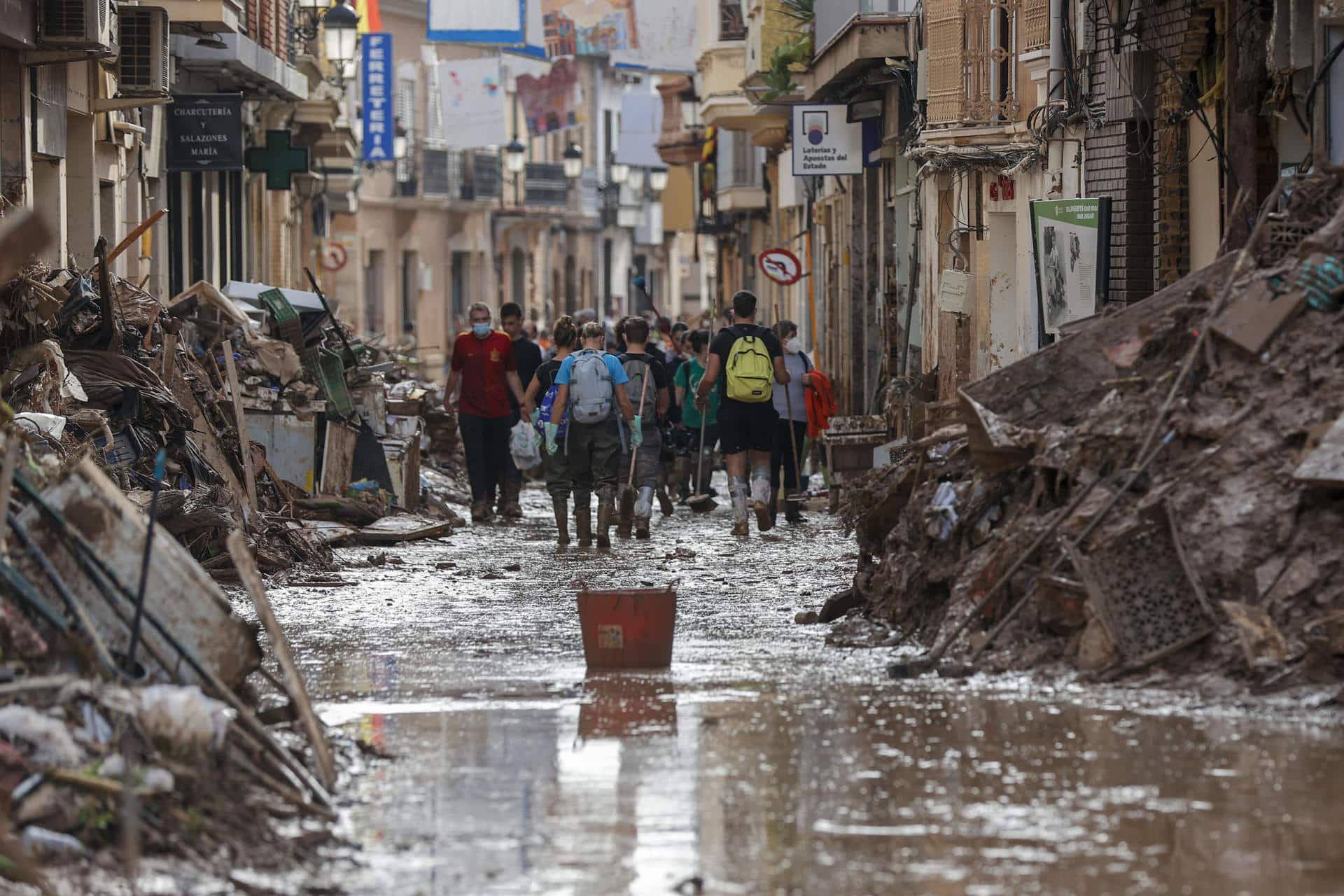 Fotografía de una de las calles de Paiporta encharcadas por las lluvias de ayer y que han afectado a las labores de limpieza, Valencia, este lunes. La provincia de Valencia intenta retomar la actividad laboral y las clases en los colegios mientras continúan de forma intensa las labores de búsqueda de desaparecidos, de abastecimiento y atención a los damnificados, y de la limpieza de las calles y bajos de numerosos municipios, sobre los que ha vuelto a llover este domingo. EFE/ Manuel Bruque