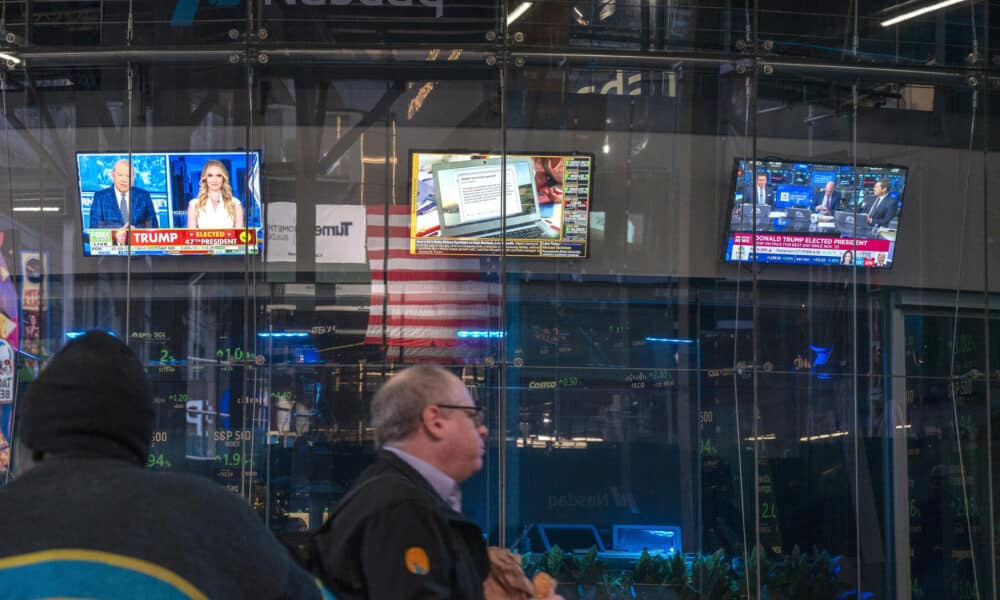 Un hombre camina frente a unos monitores de televisión, encendidos con reportes sobre las elecciones presidenciales, este miércoles en el edificio de Nasdaq en Nueva York (EE.UU.). EFE/Ángel Colmenares