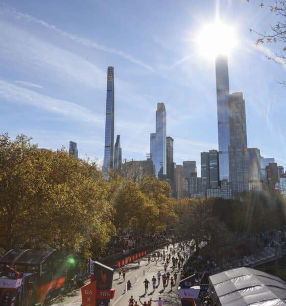 Corredores cruzan la linea final del Maratón de Nueva York. EFE/SARAH YENESEL