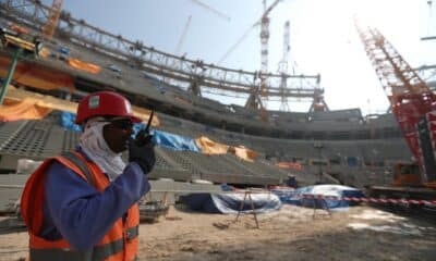 Un obrero en las obras del estadio Lusail en 2019 en foto de archivo de ALI HAIDER. EFE/EPA