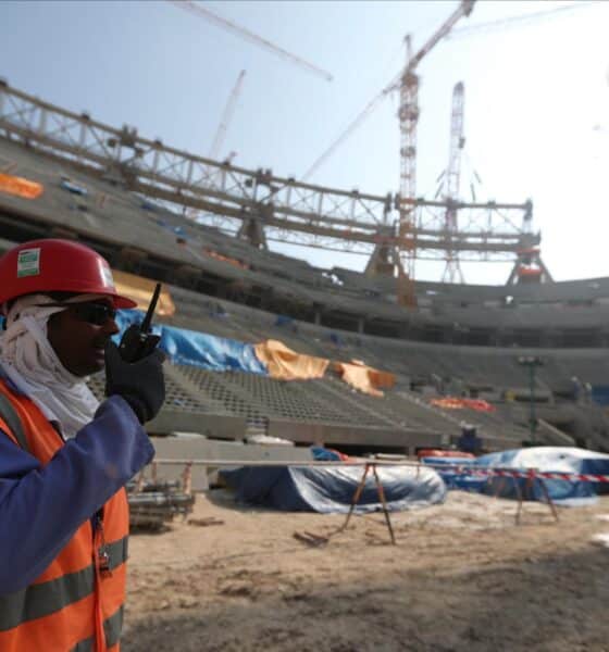 Un obrero en las obras del estadio Lusail en 2019 en foto de archivo de ALI HAIDER. EFE/EPA