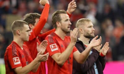 El delantero inglés Harry Kane (C) saluda a los aficioandostras el partido de la Bundesliga que han jugado FC Bayern Munich y 1. FC Union Berlin en Múnich, Alemania. EFE/EPA/RONALD WITTEK