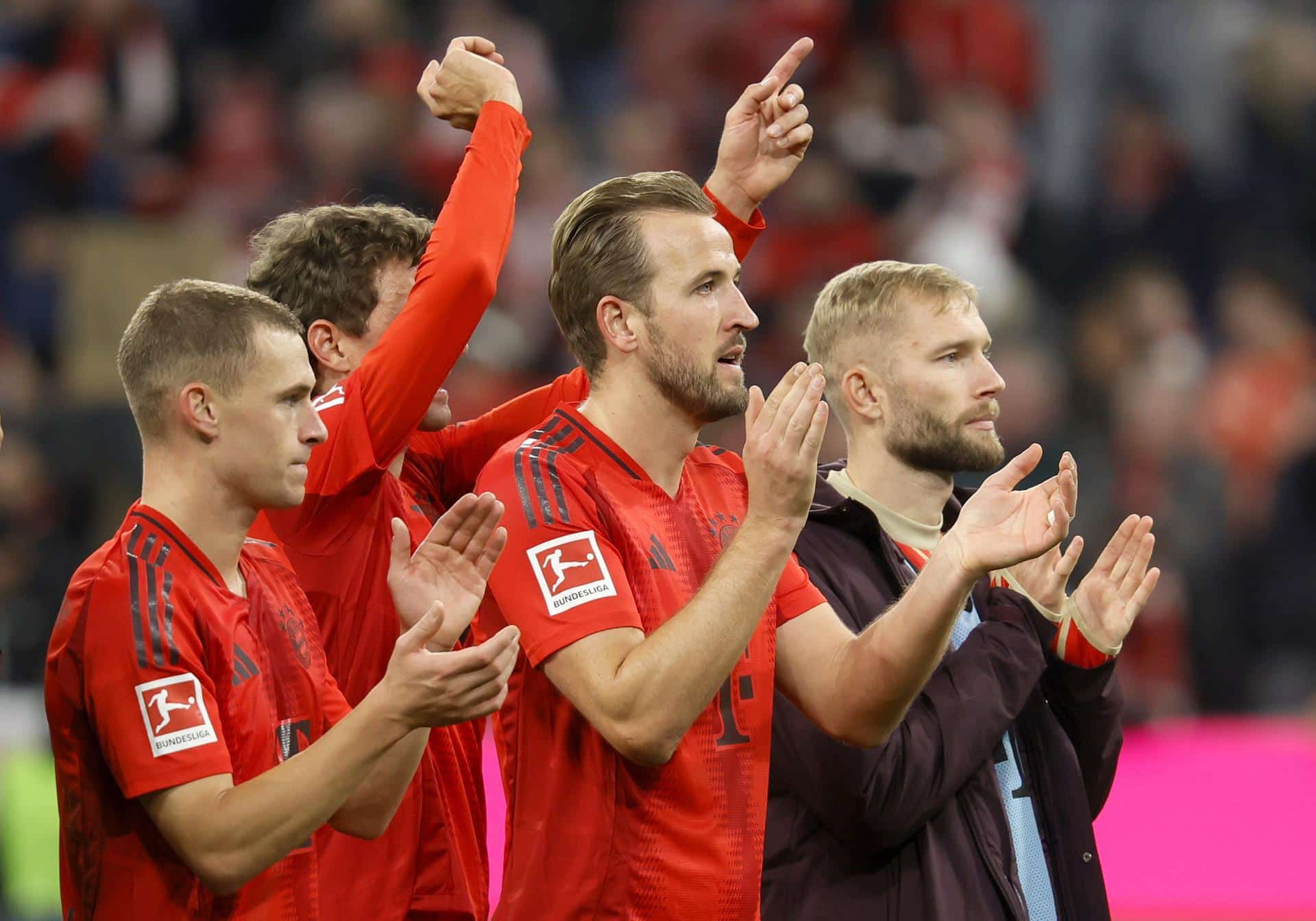 El delantero inglés Harry Kane (C) saluda a los aficioandostras el partido de la Bundesliga que han jugado FC Bayern Munich y 1. FC Union Berlin en Múnich, Alemania. EFE/EPA/RONALD WITTEK