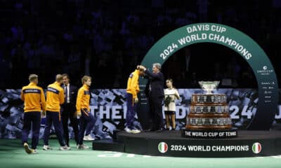 Los jugadores de la selección de Paises Bajos reciben los trofeos como subcampeones de la Copa Davis tras caer derrotados frente a la selección de Italia en la final que se ha celebrado en el Pabellón José María Martín Carpena de Málaga. EFE/ Jorge Zapata.