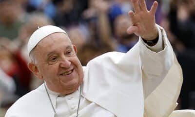 El papa Francisco saluda a los fieles durante su audiencia general semanal en la Plaza de San Pedro, Ciudad del Vaticano, 20 de noviembre de 2024. EFE/EPA/FABIO FRUSTACI