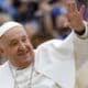 El papa Francisco saluda a los fieles durante su audiencia general semanal en la Plaza de San Pedro, Ciudad del Vaticano, 20 de noviembre de 2024. EFE/EPA/FABIO FRUSTACI