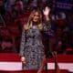 Fotografía de archivo fechada el 27 de octubre de 2024 de la exprimera dama Melania Trump saludando a la audiencia durante un mitin celebrado en favor del expresidente estadounidense y candidato presidencial republicano Donald Trump, en el Madison Square Garden de Nueva York (EE.UU.). EFE/EPA/SARAH YENESEL