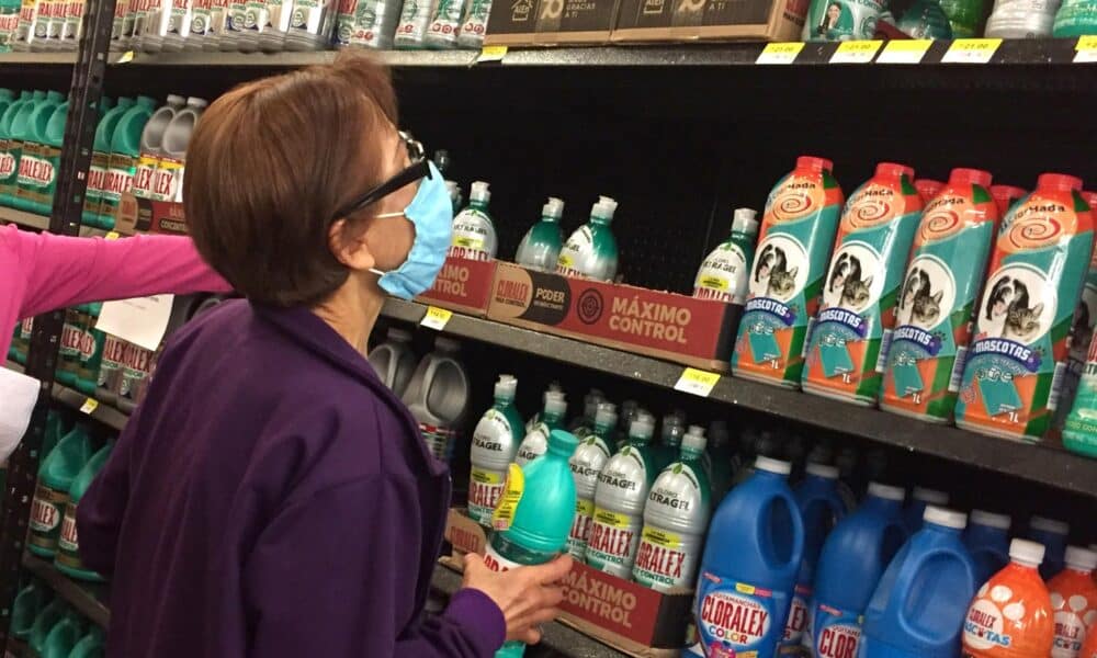 Una mujer con tapabocas hace sus compras en un supermercado de Ciudad de México (México). Archivo. EFE/Jorge Núñez