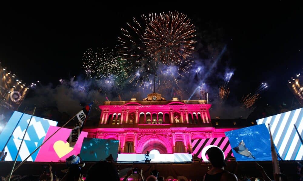 Fotografía de archivo fechada el 10 de diciembre del 2019 de la Casa Rosada, en la Plaza de Mayo, tras la llegada del Presidente Alberto Fernández, en Buenos Aires (Argentina). EFE/ Juan Ignacio Roncoroni