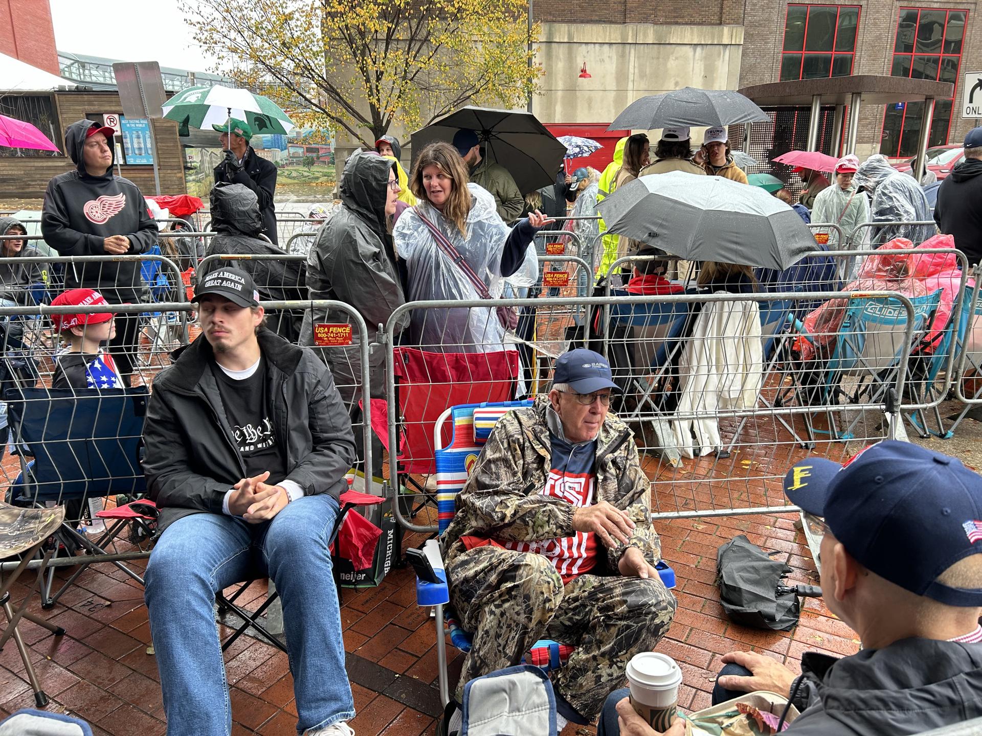 Personas esperan la llegada del líder del "Movimiento MAGA (Make America Great Again)", este lunes en Grand Rapids, Michigan (Estados Unidos). EFE/ Paula Escalada Medrano