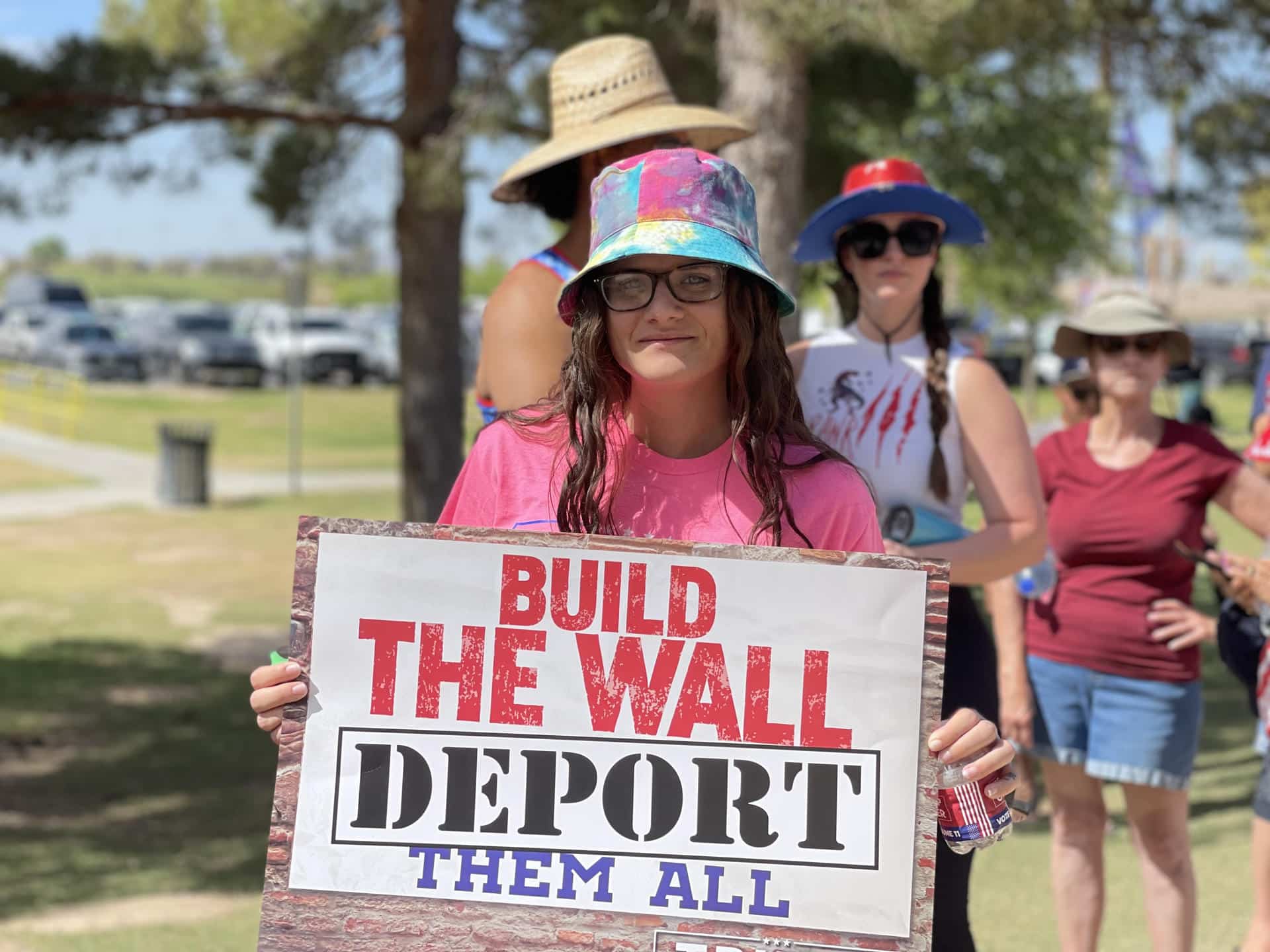 Fotografía de archivo de una mujer con un cartel antimingrantes durante un evento de campaña de Donald Trump. EFE/ Ana Milena Varon