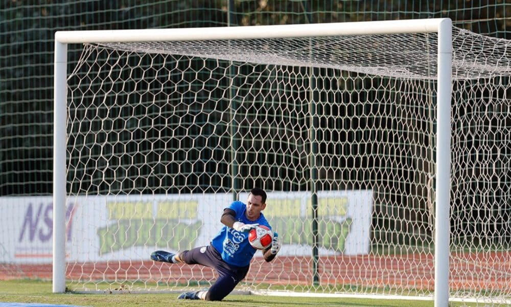 El jugador de la selección de Paraguay, Roberto Fernandez, participa en un entrenamiento en el Centro de Alto Rendimiento (Carde) en Ypané (Paraguay). EFE/ Juan Pablo Pino