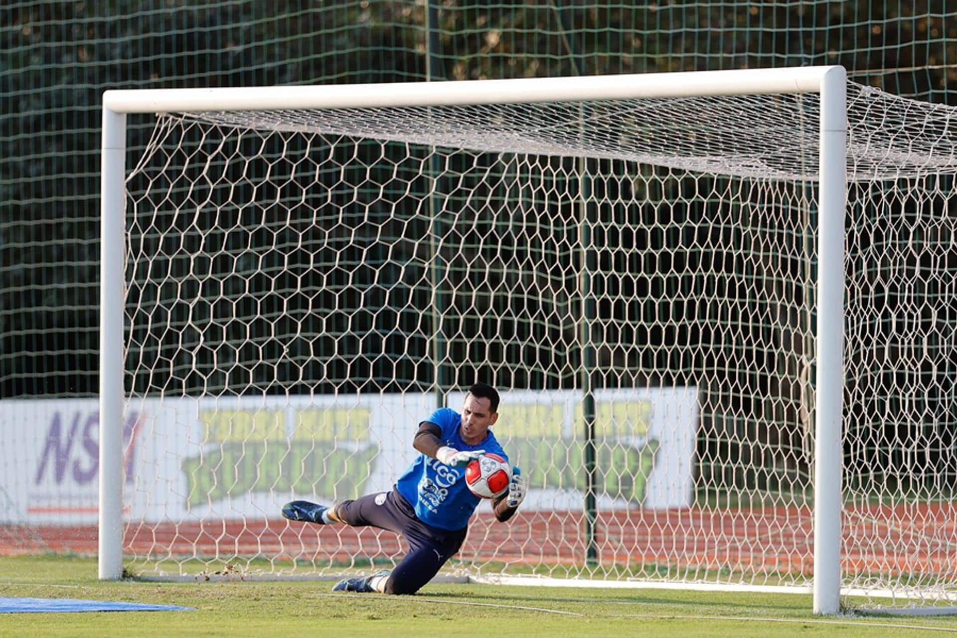 El jugador de la selección de Paraguay, Roberto Fernandez, participa en un entrenamiento en el Centro de Alto Rendimiento (Carde) en Ypané (Paraguay). EFE/ Juan Pablo Pino