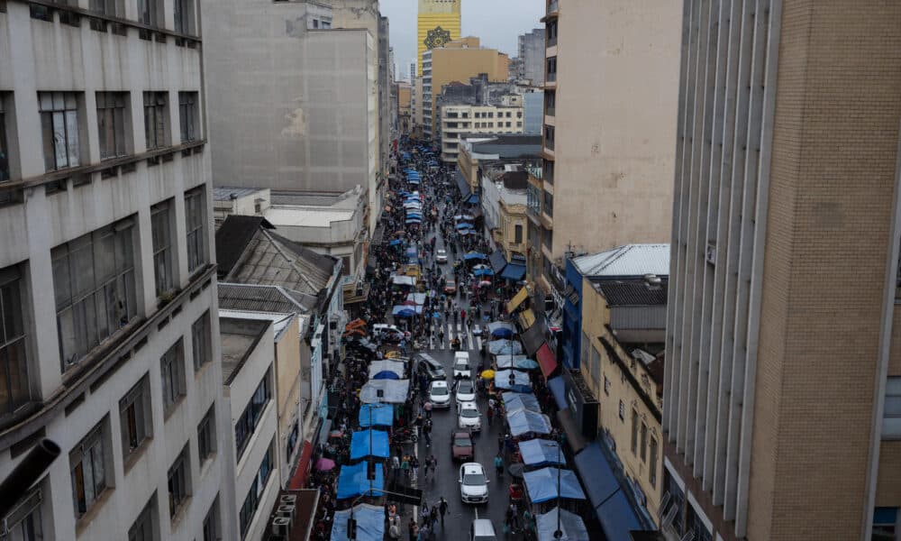 Vista general de la calle 25 de Marzo, una zona de comercios, en el centro de Sao Paulo (Brasil). EFE/Isaac Fontana