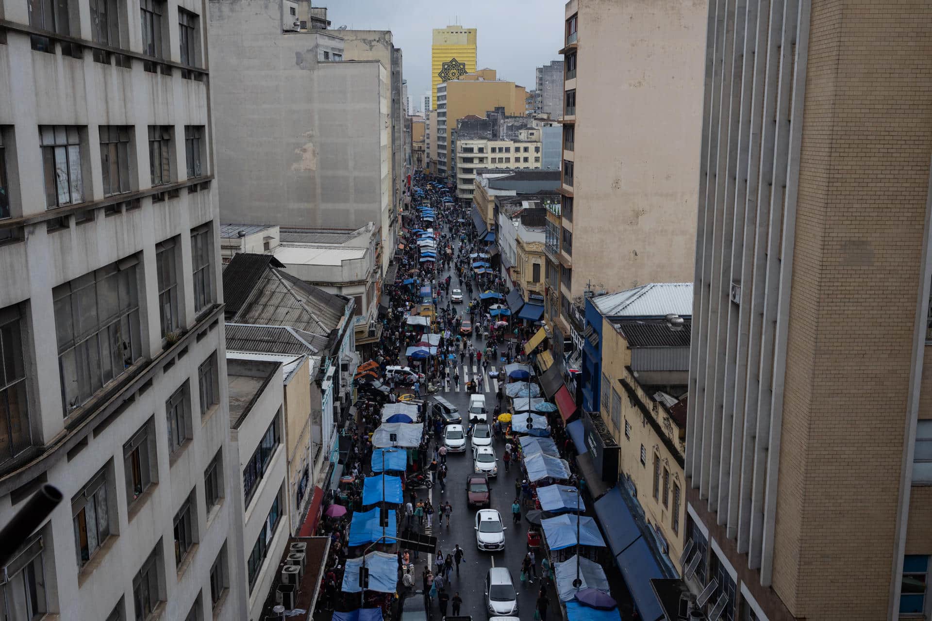 Vista general de la calle 25 de Marzo, una zona de comercios, en el centro de Sao Paulo (Brasil). EFE/Isaac Fontana