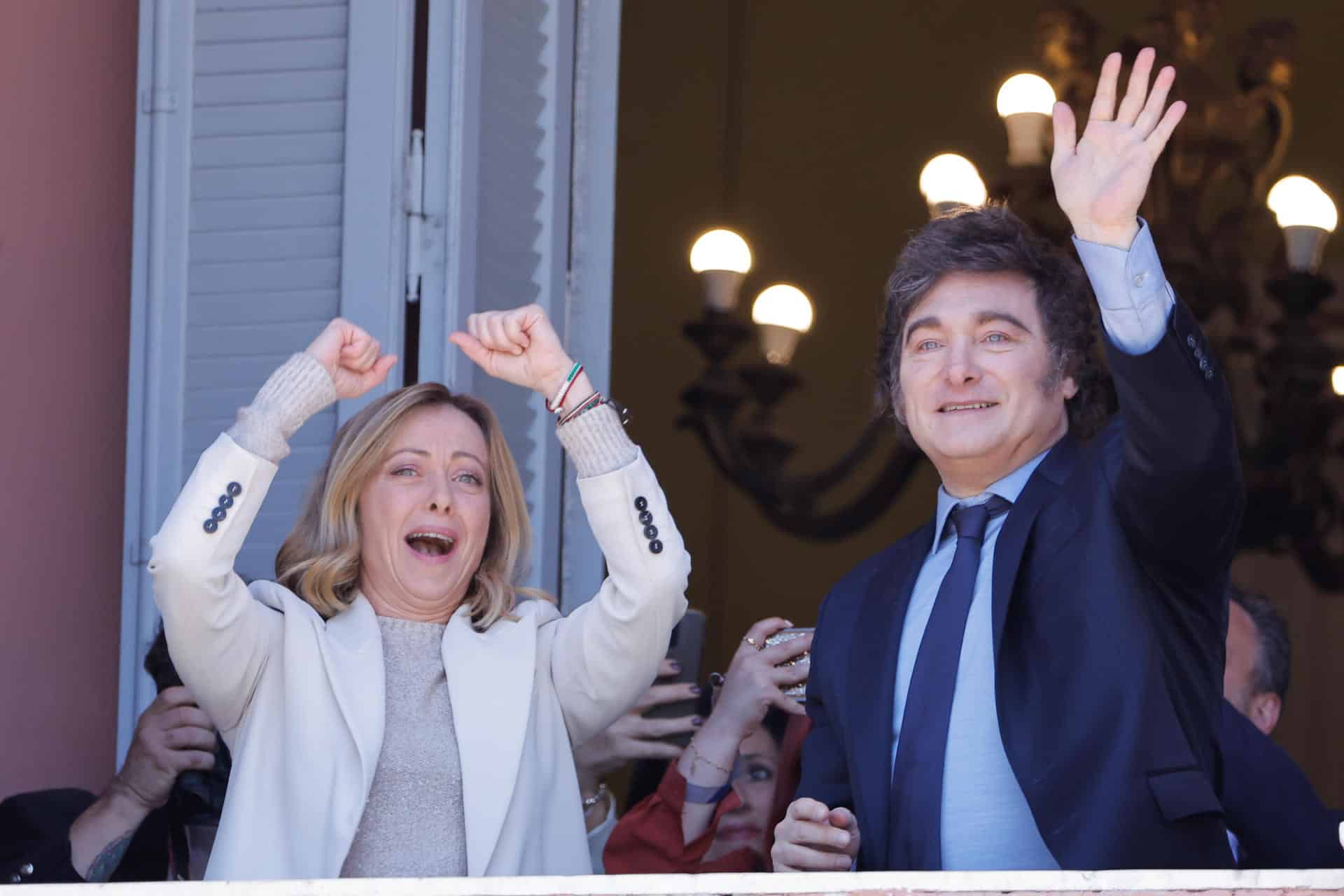 El presidente de Argentina, Javier Milei (d) saluda, acompañado de la primera ministra italiana, Giorgia Meloni, durante su primera visita oficial este miércoles en la Casa Rosada en Buenos Aires (Argentina). EFE/Juan Ignacio Roncoroni