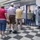 Personas hacen fila para votar durante la segunda vuelta de las elecciones presidenciales, este domingo, en Montevideo (Uruguay). EFE/ Martín Martines