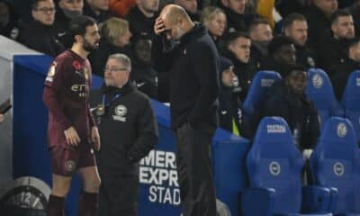 El entrenador del City Pep Guardiola (I) gesticula ante Bernardo Silva durante el partido de la Premier League que han jugado Brighton & Hove Albion y Manchester City, en Brighton, Reino Unido. EFE/EPA/DANIEL HAMBURY