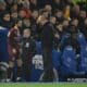 El entrenador del City Pep Guardiola (I) gesticula ante Bernardo Silva durante el partido de la Premier League que han jugado Brighton & Hove Albion y Manchester City, en Brighton, Reino Unido. EFE/EPA/DANIEL HAMBURY