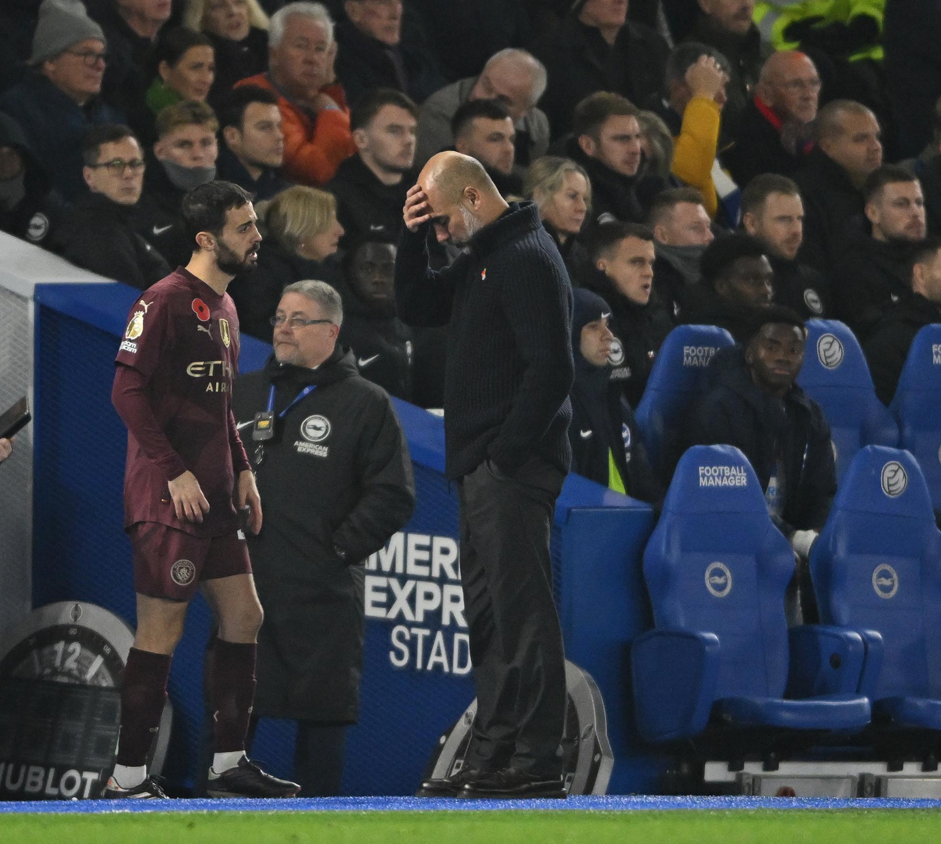 El entrenador del City Pep Guardiola (I) gesticula ante Bernardo Silva durante el partido de la Premier League que han jugado Brighton & Hove Albion y Manchester City, en Brighton, Reino Unido. EFE/EPA/DANIEL HAMBURY