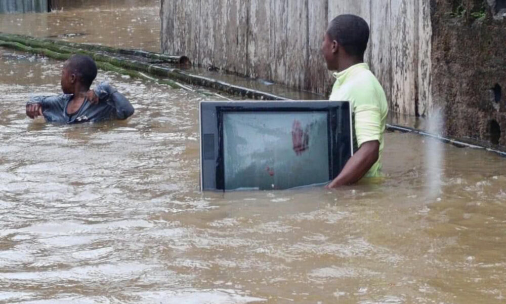 Fotografía cedida tomada de una publicación en la cuenta oficial de la red social X de la gobernadora del departamento del Chocó Nubia Carolina Córdoba-Curi de dos personas caminando en el agua durante una inundación producto de las fuertes lluvias, en el departamento del Chocó (Colombia). EFE/ Cuenta de X de Nubia Carolina Córdoba-Curi