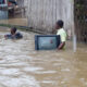 Fotografía cedida tomada de una publicación en la cuenta oficial de la red social X de la gobernadora del departamento del Chocó Nubia Carolina Córdoba-Curi de dos personas caminando en el agua durante una inundación producto de las fuertes lluvias, en el departamento del Chocó (Colombia). EFE/ Cuenta de X de Nubia Carolina Córdoba-Curi