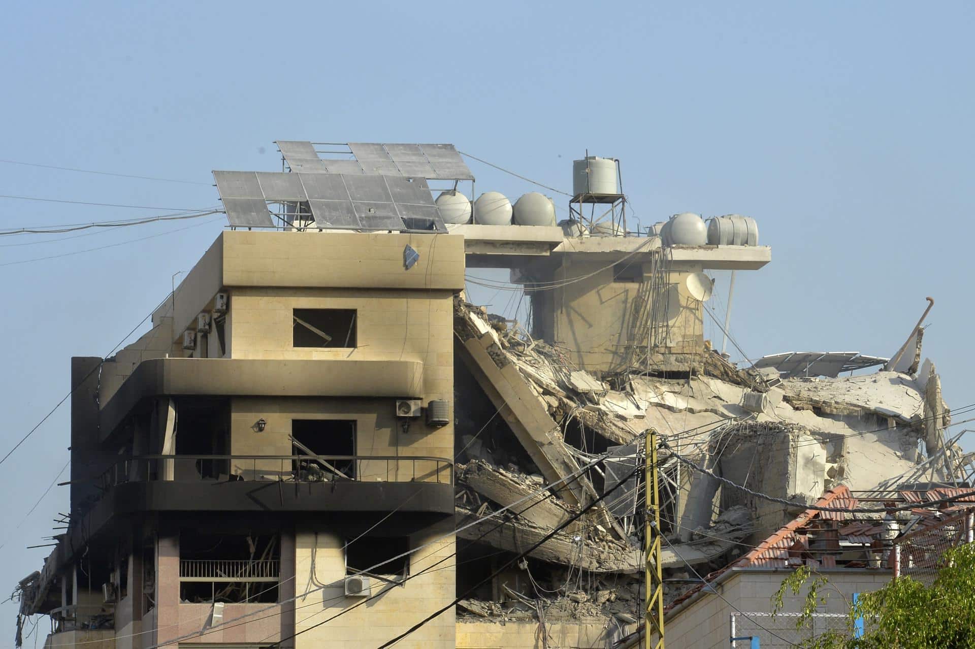 Un edificio dañado tras un ataque militar israelí en el Dahye, un suburbio en el sur de Beirut, el 1 de noviembre de 2024. EFE/EPA/WAEL HAMZEH