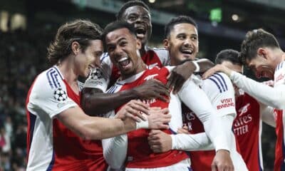 Los jugadores del Arsenal celebran el gol de Gabriel Magalhaes (2- I) durante el partido de la quinta jornada de la UEFA Champions League que han jugado en el Alvalade stadium, en Lisboa, Portugal. EFE/EPA/MIGUEL A. LOPES