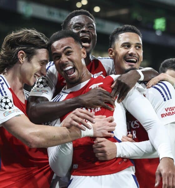 Los jugadores del Arsenal celebran el gol de Gabriel Magalhaes (2- I) durante el partido de la quinta jornada de la UEFA Champions League que han jugado en el Alvalade stadium, en Lisboa, Portugal. EFE/EPA/MIGUEL A. LOPES