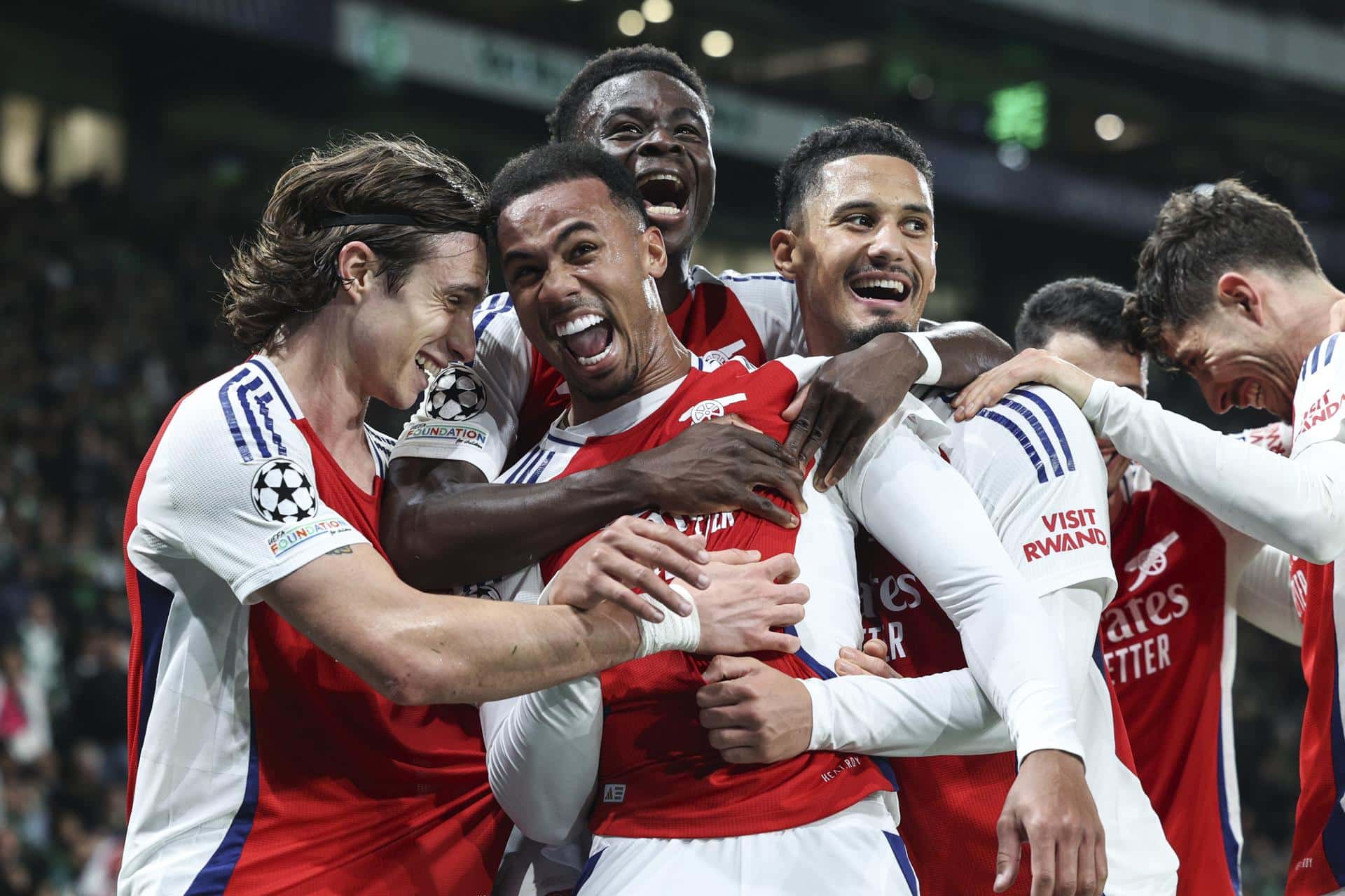 Los jugadores del Arsenal celebran el gol de Gabriel Magalhaes (2- I) durante el partido de la quinta jornada de la UEFA Champions League que han jugado en el Alvalade stadium, en Lisboa, Portugal. EFE/EPA/MIGUEL A. LOPES