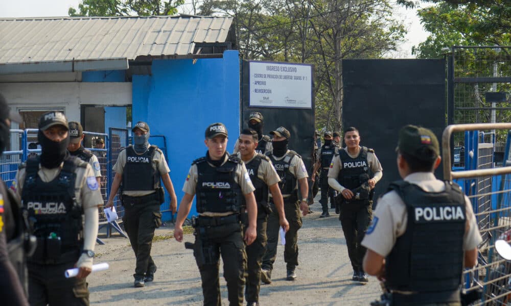 Integrantes de la policía resguardan la entrada la cárcel la Penitenciaría del Litoral, este martes en Guayaquil (Ecuador). EFE/Jonathan Miranda