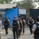 Integrantes de la policía resguardan la entrada la cárcel la Penitenciaría del Litoral, este martes en Guayaquil (Ecuador). EFE/Jonathan Miranda