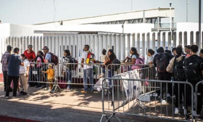 Fotografía de archivo en donde migrantes hacen fila en la garita el Chaparral para cruzar la frontera hacia Estados Unidos, en la ciudad de Tijuana, en Baja California (México). EFE/ Joebeth Terríquez