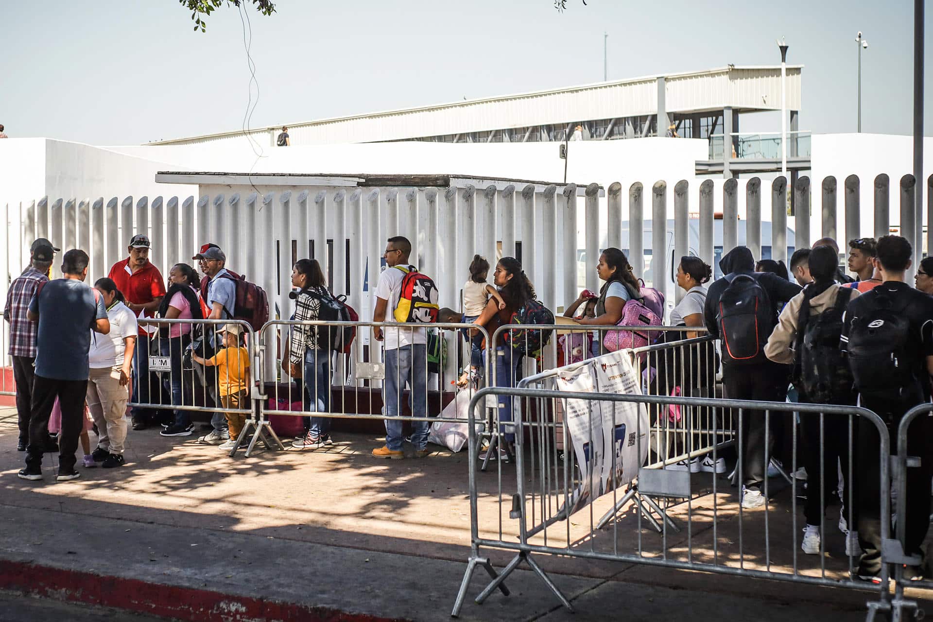 Fotografía de archivo en donde migrantes hacen fila en la garita el Chaparral para cruzar la frontera hacia Estados Unidos, en la ciudad de Tijuana, en Baja California (México). EFE/ Joebeth Terríquez