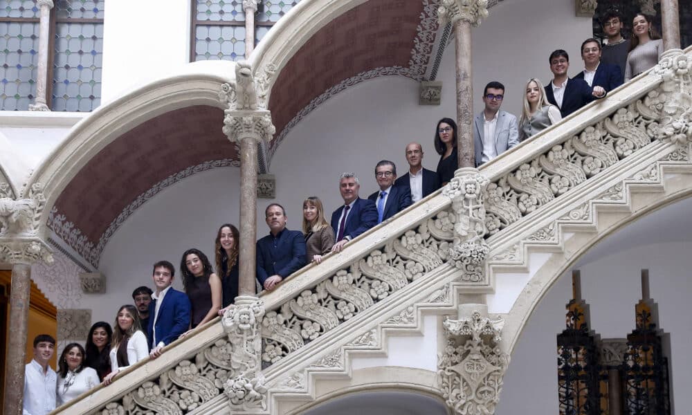 El presidente de la Agencia EFE, Miguel Ángel Oliver (11i), el director general adjunto de la Fundación La Caixa, Juan Ramón Fuertes (9d), y el director de la Escuela de Periodismo de la Agencia EFE, Carlos Gosch (9i), posan para la fotografía de grupo tras participar en el acto de bienvenida a la XX promoción de las becas de periodismo de la Agencia EFE y la Fundación "la Caixa" consolidado como un referente en la formación de las nuevas generaciones de profesionales este viernes en Barcelona. EFE/ Quique García