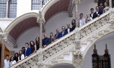 El presidente de la Agencia EFE, Miguel Ángel Oliver (11i), el director general adjunto de la Fundación La Caixa, Juan Ramón Fuertes (9d), y el director de la Escuela de Periodismo de la Agencia EFE, Carlos Gosch (9i), posan para la fotografía de grupo tras participar en el acto de bienvenida a la XX promoción de las becas de periodismo de la Agencia EFE y la Fundación "la Caixa" consolidado como un referente en la formación de las nuevas generaciones de profesionales este viernes en Barcelona. EFE/ Quique García