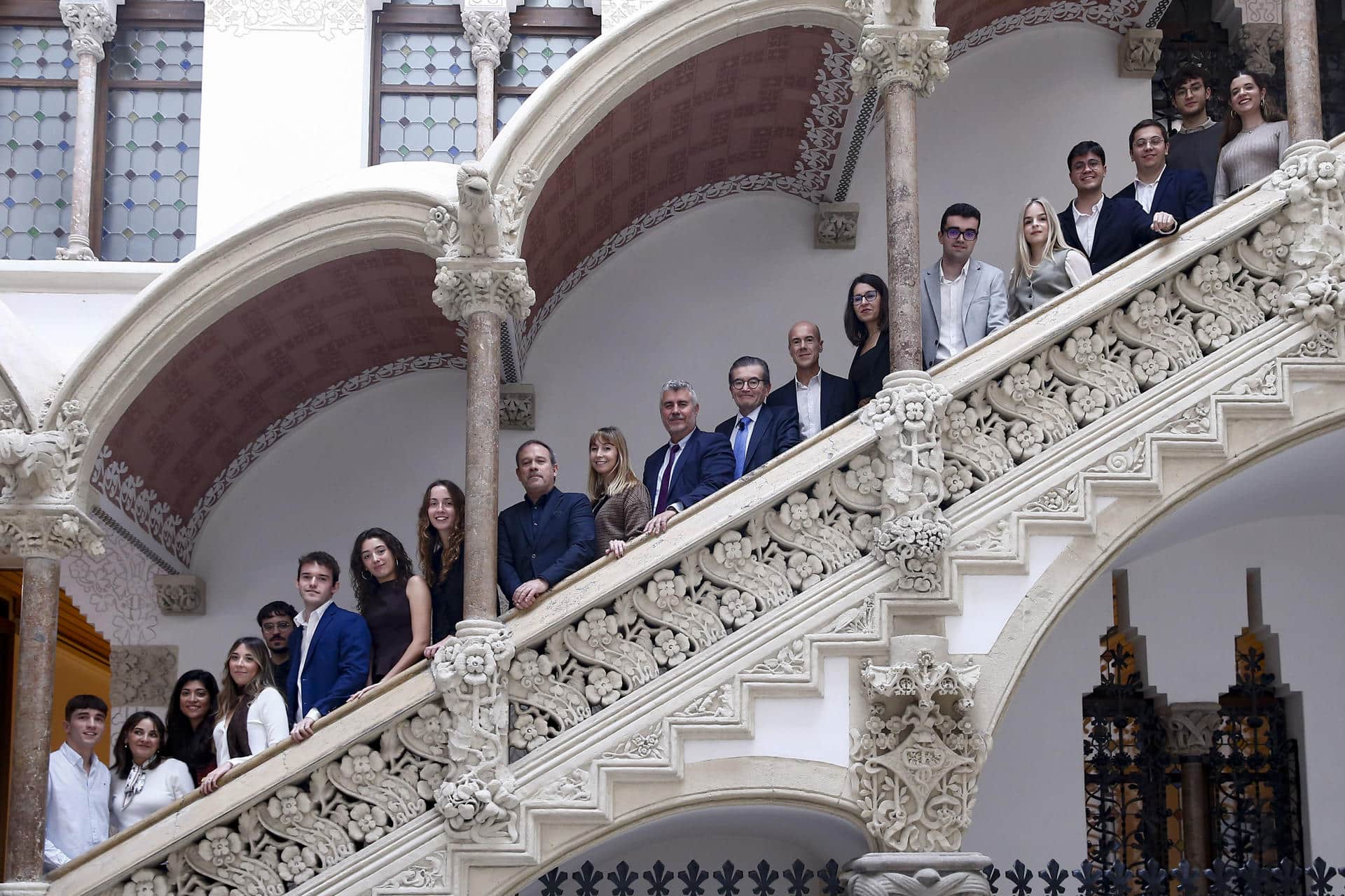 El presidente de la Agencia EFE, Miguel Ángel Oliver (11i), el director general adjunto de la Fundación La Caixa, Juan Ramón Fuertes (9d), y el director de la Escuela de Periodismo de la Agencia EFE, Carlos Gosch (9i), posan para la fotografía de grupo tras participar en el acto de bienvenida a la XX promoción de las becas de periodismo de la Agencia EFE y la Fundación "la Caixa" consolidado como un referente en la formación de las nuevas generaciones de profesionales este viernes en Barcelona. EFE/ Quique García