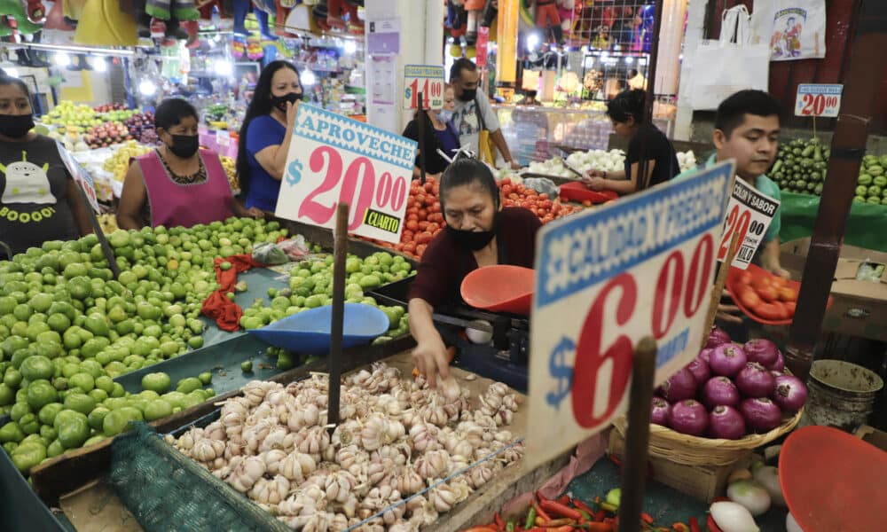 Comerciantes ofrecen sus productos en el Mercado Jamaica, en la Ciudad de México (México). Imagen de archivo. EFE/Isaac Esquivel