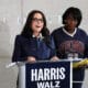 La actriz Julia Louis-Dreyfus (i) habla junto a la alcaldesa de Filadelfia, Cherelle Parker (d), durante una rueda de prensa en el centro de Filadelfia este lunes, en Pensilvania (Estados Unidos). EFE/ Octavio Guzmán