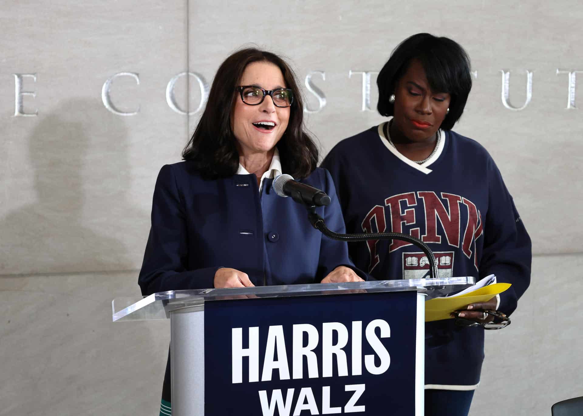 La actriz Julia Louis-Dreyfus (i) habla junto a la alcaldesa de Filadelfia, Cherelle Parker (d), durante una rueda de prensa en el centro de Filadelfia este lunes, en Pensilvania (Estados Unidos). EFE/ Octavio Guzmán