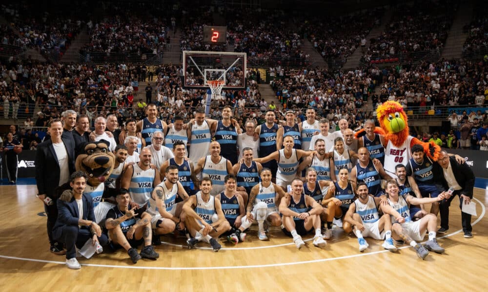 Fotografía cedida por Dale Play Live del equipo de baloncesto de Argentina, la Selección Dorada, posando este sábado en Buenos Aires (Argentina). EFE/ Dale Play Live