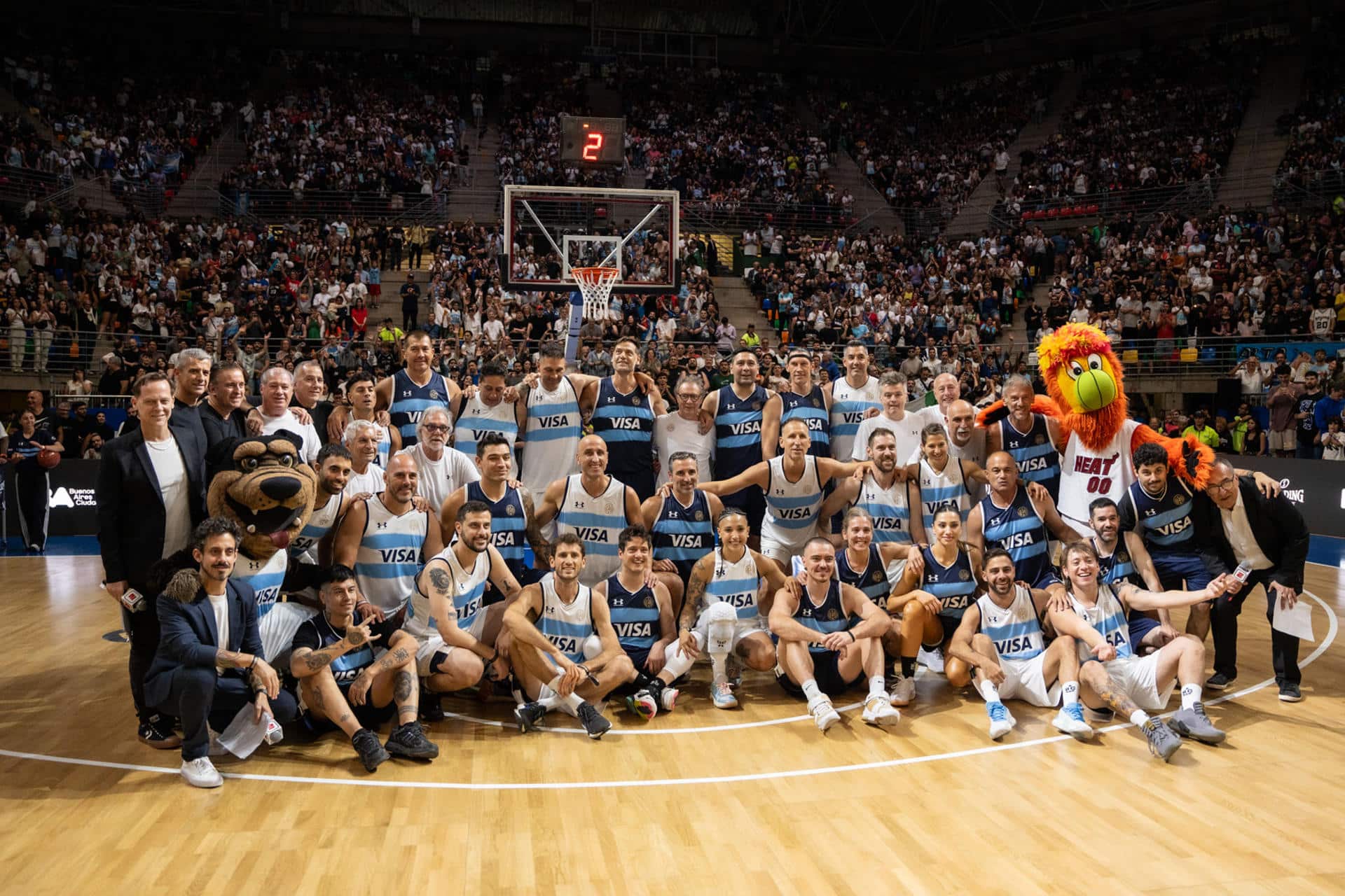 Fotografía cedida por Dale Play Live del equipo de baloncesto de Argentina, la Selección Dorada, posando este sábado en Buenos Aires (Argentina). EFE/ Dale Play Live