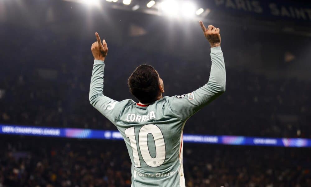 Ángel Correa celebra su gol ante el PSG, que dio al Atlético la victoria en el Parque de los Príncipes de París. EFE/EPA/MOHAMMED BADRA