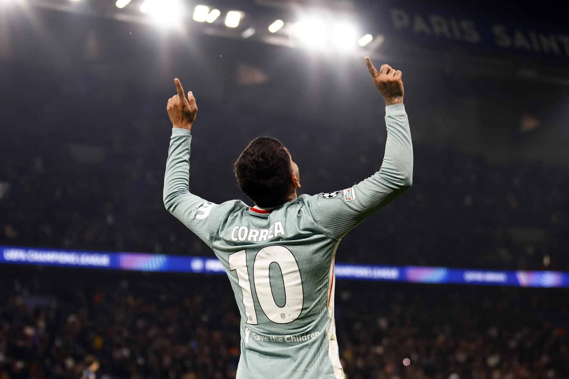 Ángel Correa celebra su gol ante el PSG, que dio al Atlético la victoria en el Parque de los Príncipes de París. EFE/EPA/MOHAMMED BADRA