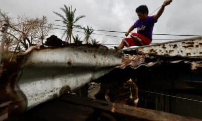 Santa Ana (Philippines), 14/11/2024.- A villager reinforces the roof of a damaged house caused by a recent typhoon in the coastal municipality of Santa Ana, Cagayan province, Philippines, 14 November 2024. After the onslaught of Typhoons Toraji, Trami, Yinxing and Kong-rey, the Philippines now brace for the landfall of Typhoon Usagi, the fifth major storm to hit the country in three weeks. Government officials warned residents of possible landslides due to ground saturation from successive typhoons impacting the Luzon island. (tormenta, deslizamiento de tierras, Filipinas) EFE/EPA/FRANCIS R. MALASIG