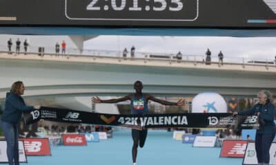 El atleta keniano Kelvin Kiptum a su llegada a meta como ganador de la cuadragésima segunda edición del Maratón Valencia Trinidad Alfonso 2022, en una foto de archivo EFE / Kai Forsterling